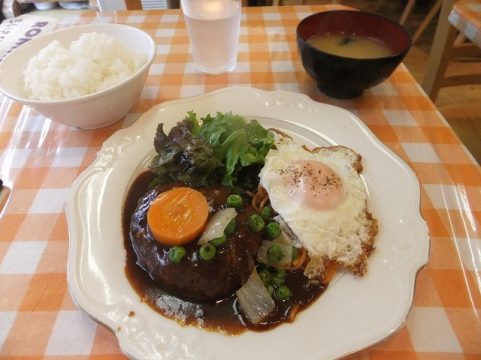 煮込みハンバーグ目玉焼きつき