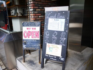 トウキョウ・アパートメント・カフェ 　看板