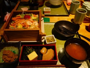 食楽園　塩引鮭と蒸し海老とすじこのちらし寿司 鲑鱼虾仁寿司饭