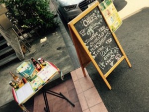 Chiles Mexican Grill （チレス メキシカングリル）　　看板