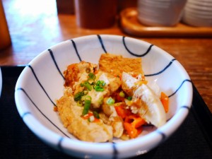 丸角（まるかど）　厚揚げの煮物 炖油豆腐
