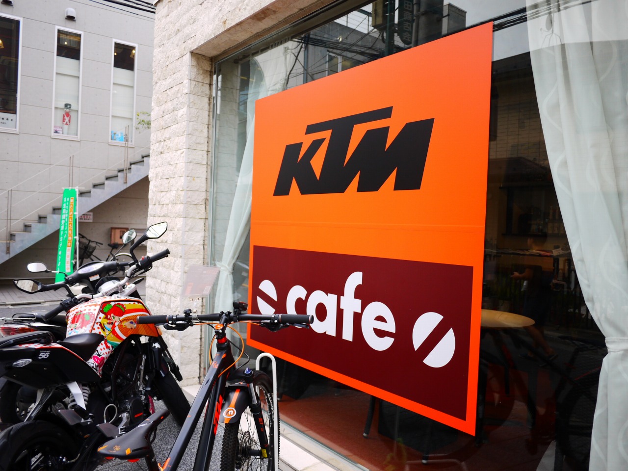 原宿　表参道　カフェ　バイク　KTM　KTMCafe カレー　インドカレー　バターチキンカレー　ランチ
