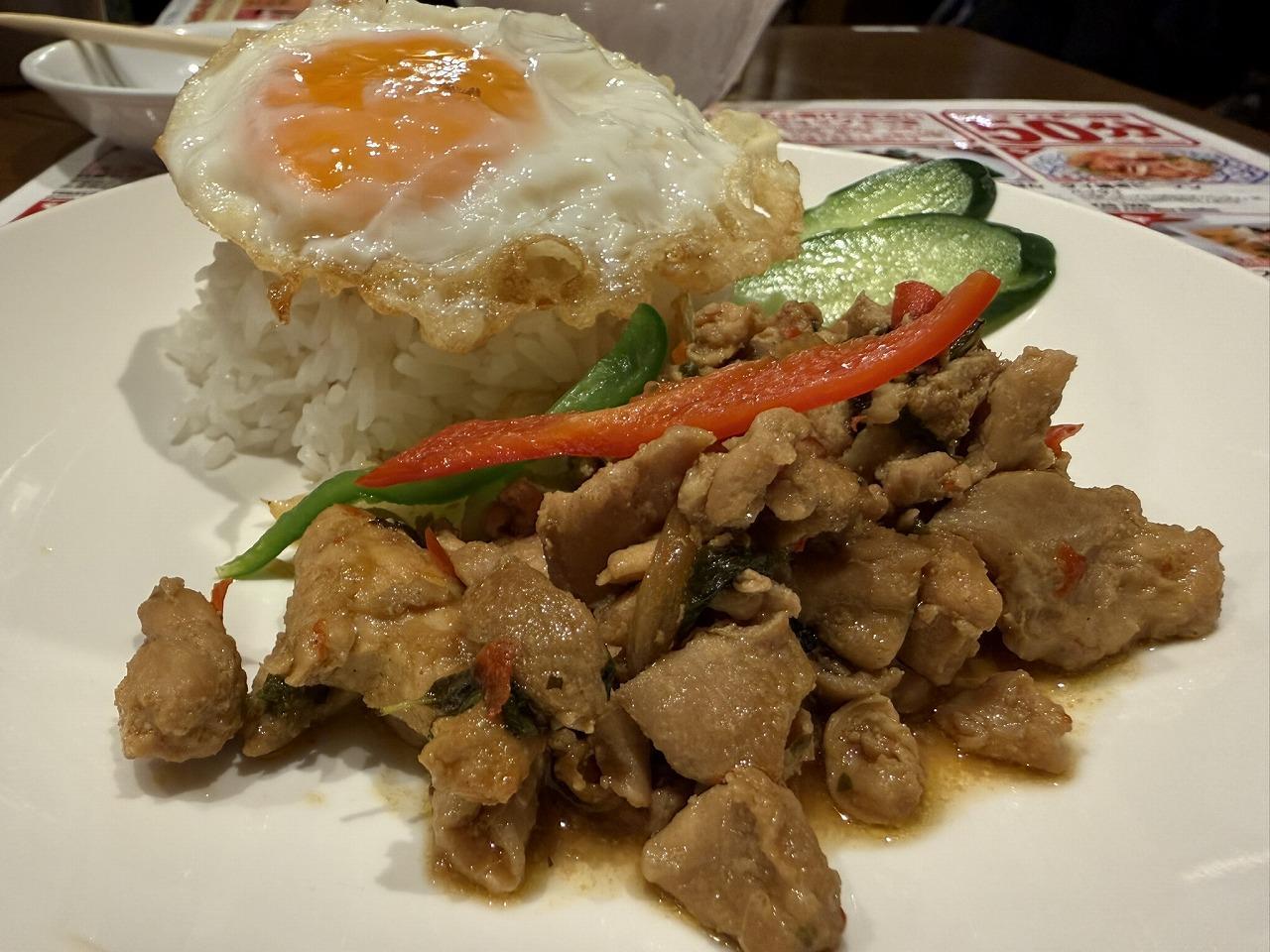 ガパオ 鶏挽き肉バジル炒めのせごはん ガパオ 鶏挽き肉バジル炒めのせごはん