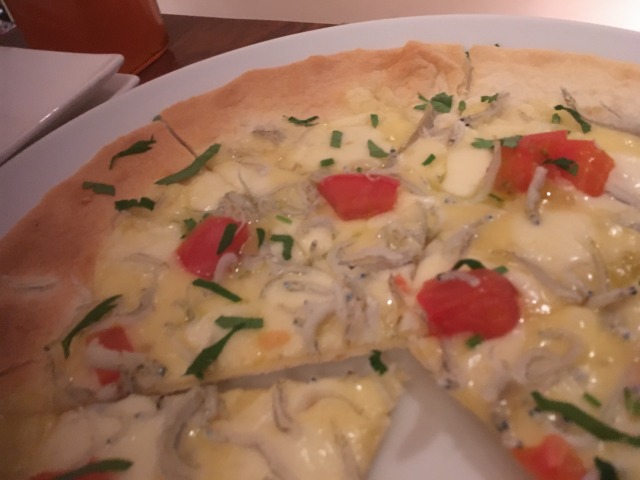 ピザ：しらすとモッツァレラチーズ