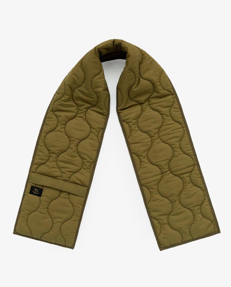 QUILTED SCARF 出典：https://www.woolrich.jp