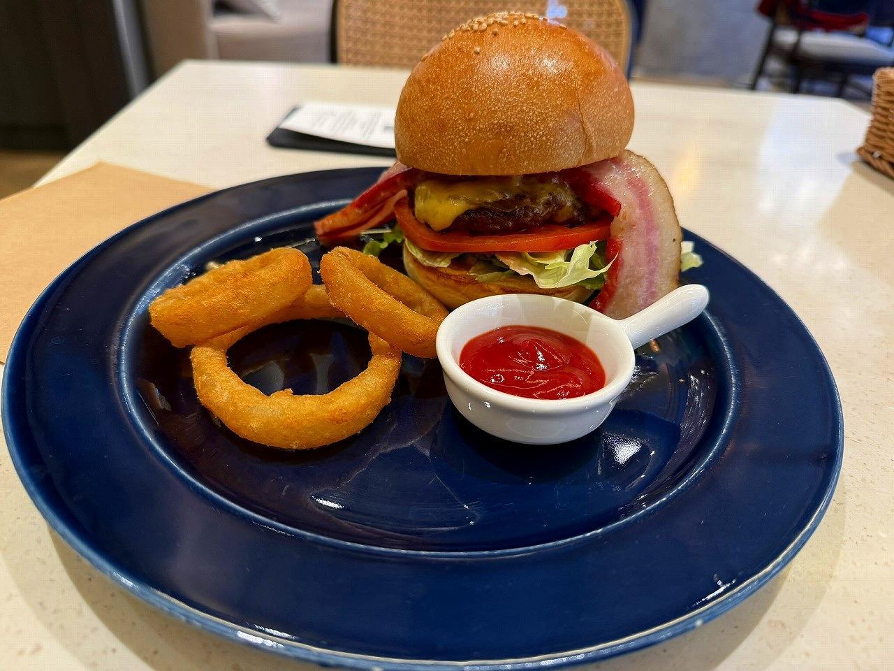 国産牛パティとイベリコベーコンの アニヴェルセルチーズバーガー 国産牛パティとイベリコベーコンの アニヴェルセルチーズバーガー