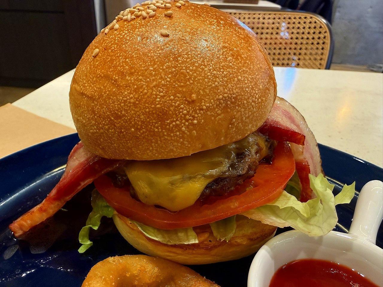 国産牛パティとイベリコベーコンの アニヴェルセルチーズバーガー 国産牛パティとイベリコベーコンの アニヴェルセルチーズバーガー