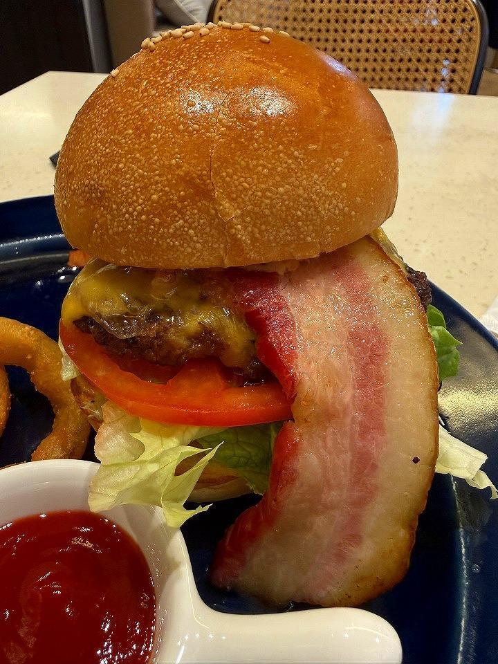 国産牛パティとイベリコベーコンの アニヴェルセルチーズバーガー 国産牛パティとイベリコベーコンの アニヴェルセルチーズバーガー