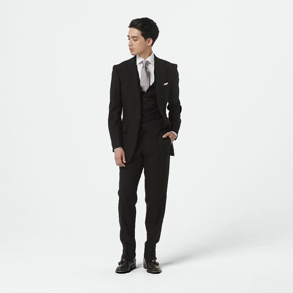 オーダースーツ 出典：https://fabric-tokyo.com/products/item/black-formal-black-plain-three-piece-suit-l0318c293/customize-style/3c00462f7b?vialink=suit