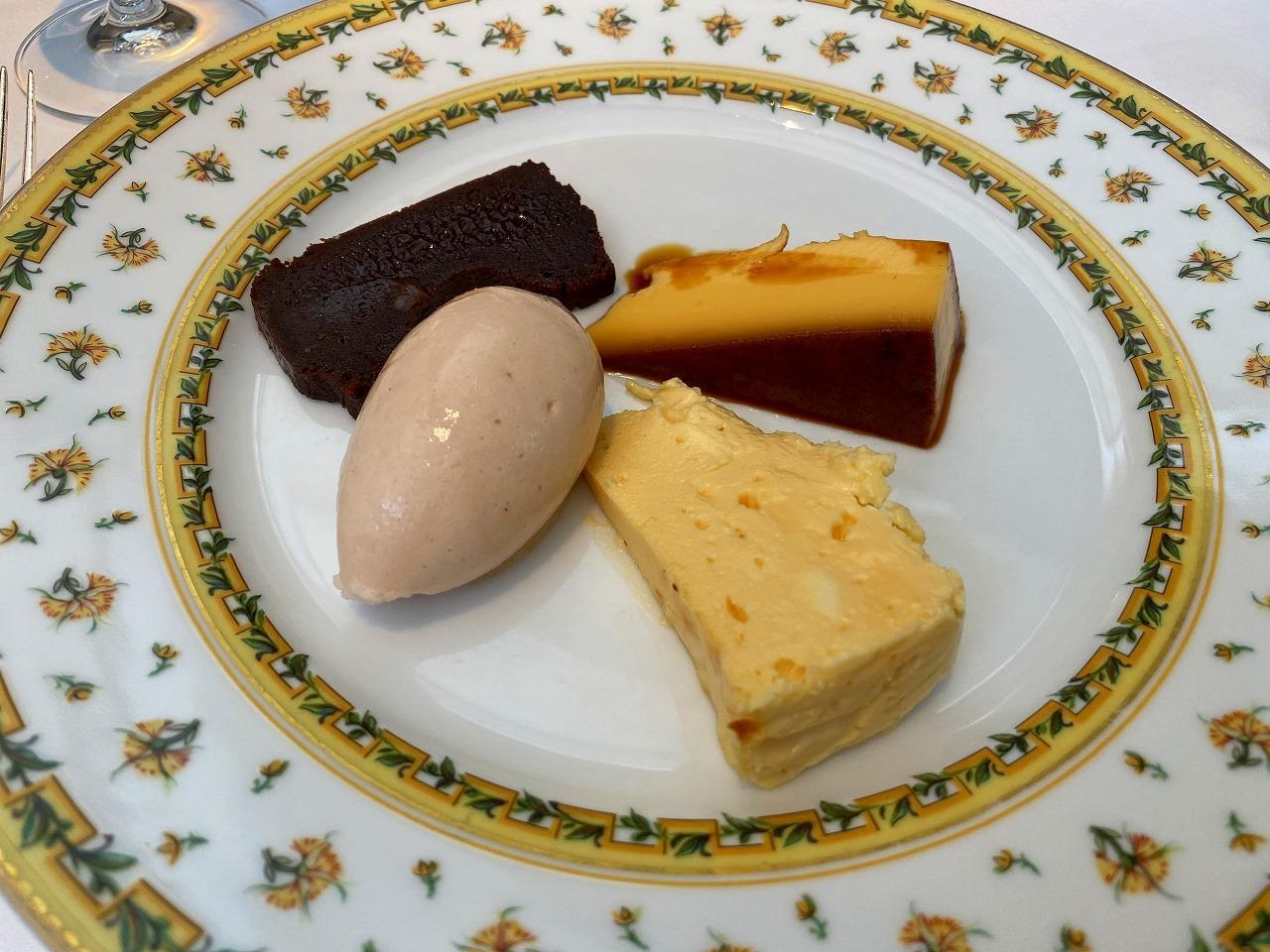 デザートの盛り合わせ ガトーショコラ・プリン・バスク風チーズケーキ・桃のシャーベット