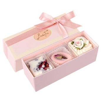 ギフトセット ローズ3個セット （入浴化粧料） 出典：https://www.cosme.net/product/product_id/10136685/sku/959528/image/444324