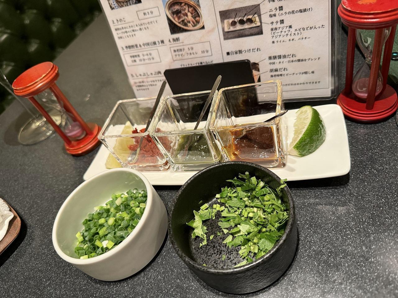 鳳凰黒湯(ほうおうへいたん) 薬味があるので味変しながら食べられます