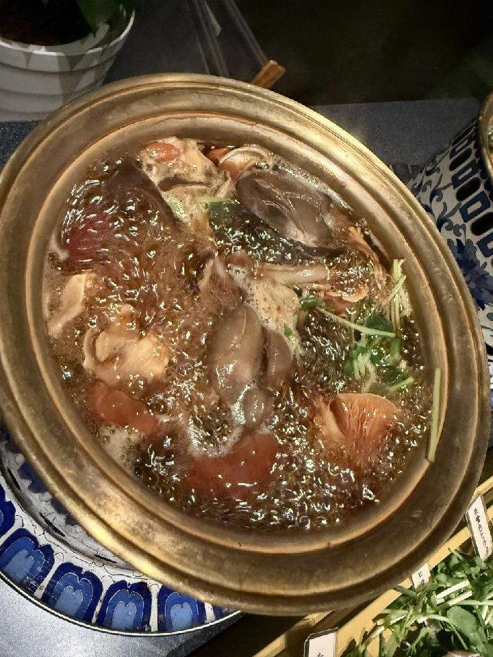 鳳凰黒湯(ほうおうへいたん) シャングリラの鍋のブラックスープはとてもおいしくてごくごく飲めちゃいます