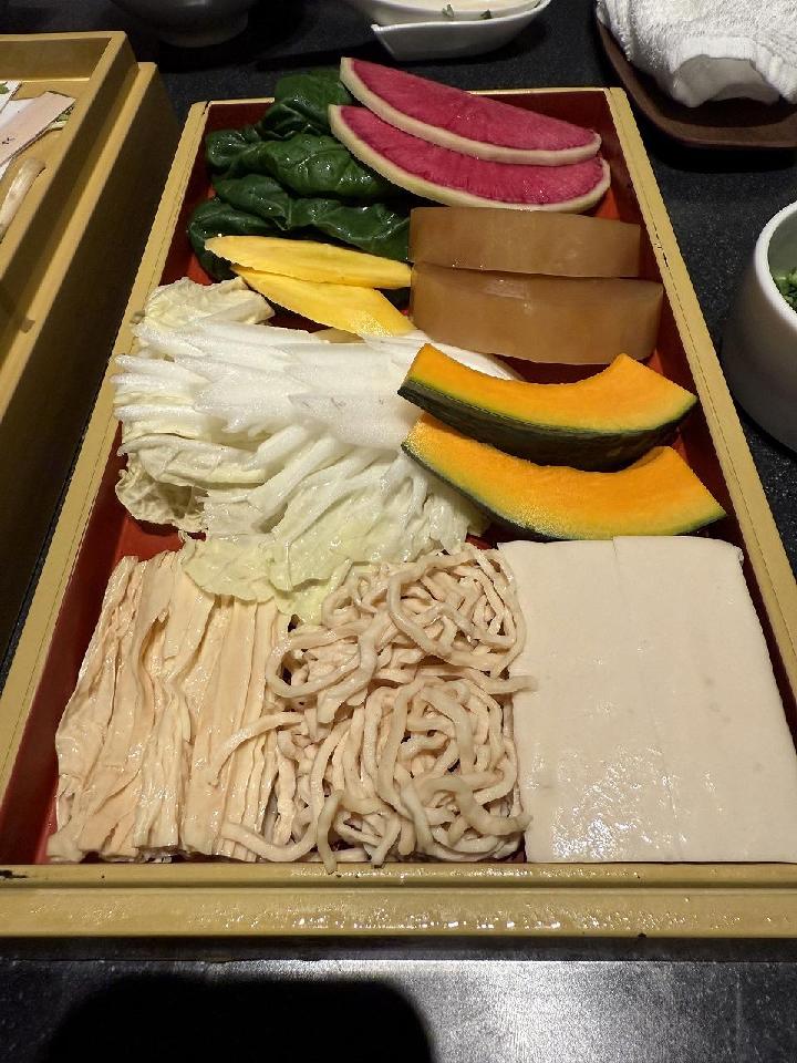 鳳凰黒湯(ほうおうへいたん) 季節野菜、お豆腐、海老だけ団子の盛り合わせ