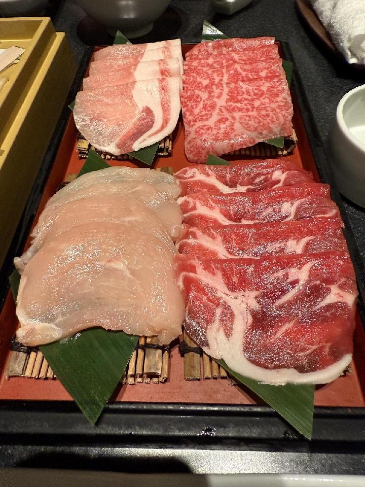 鳳凰黒湯(ほうおうへいたん) お肉４種食べ比べ 　黒毛和牛赤身肉 A5ランク / 国産豚 ロース / オーストラリア産 仔羊 / 国産鶏 ムネ肉