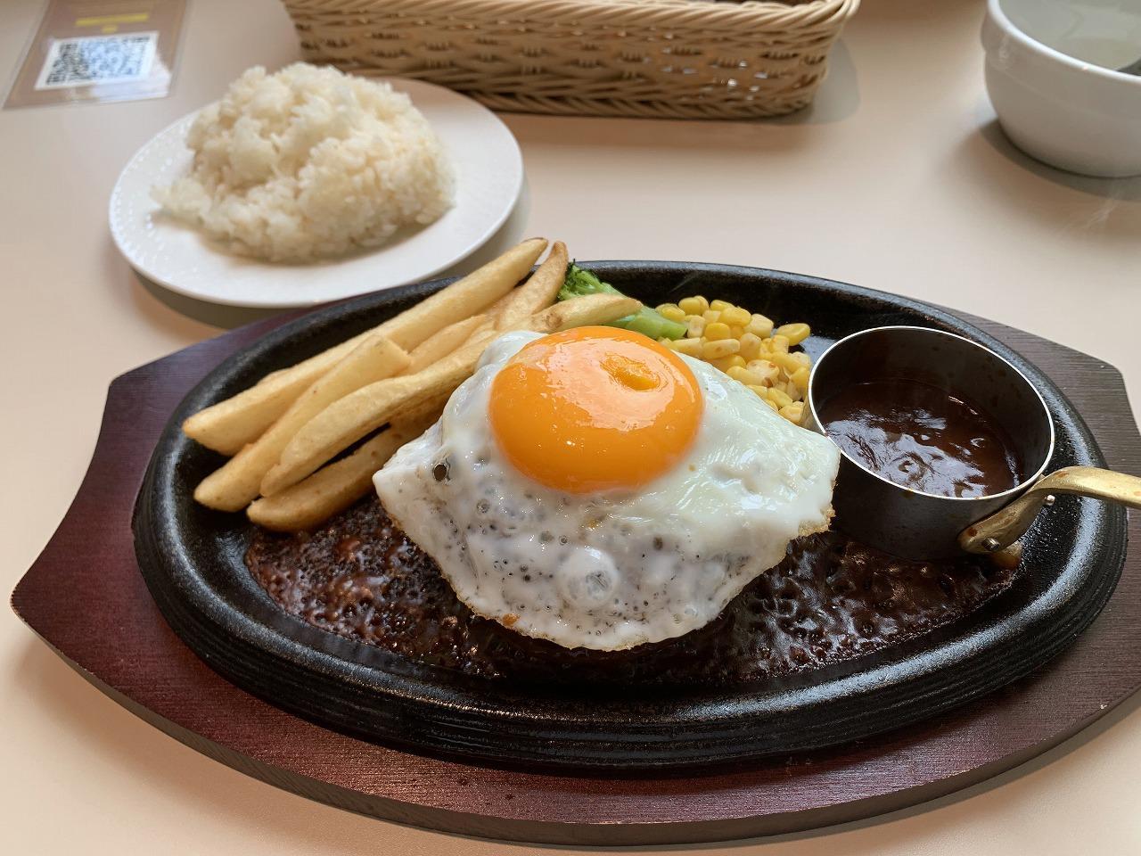 鉄板ハンバーグ with 目玉焼き 鉄板ハンバーグ with 目玉焼き