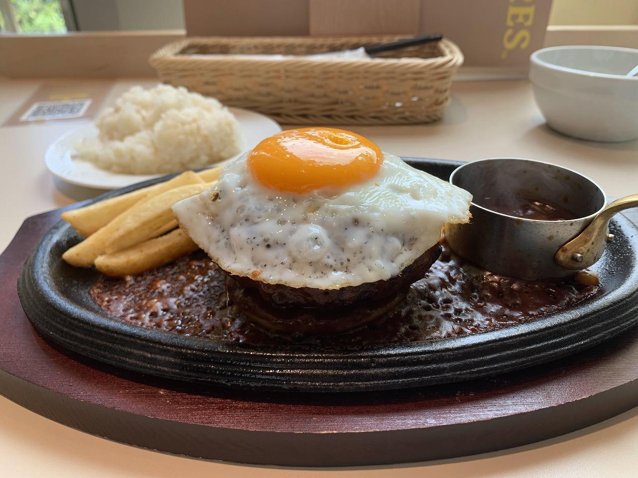 鉄板ハンバーグ with 目玉焼き 鉄板ハンバーグ with 目玉焼き