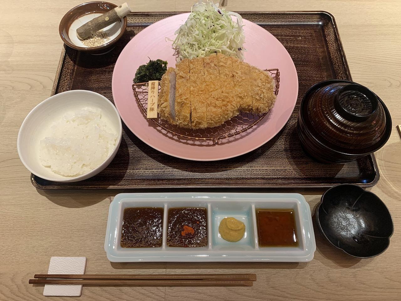 特選とんかつランチ  トッピングは塩とすりごま、ソースは甘口、パプリカパウダー乗せ辛口、マスタード、熟成ポン酢