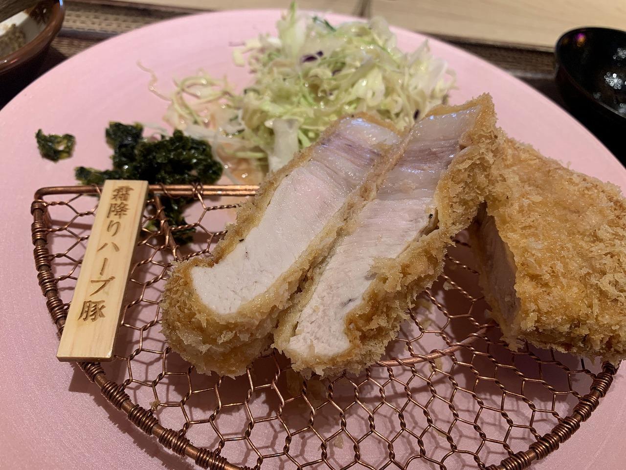 特選とんかつランチ  キャベツはお代わり可能です