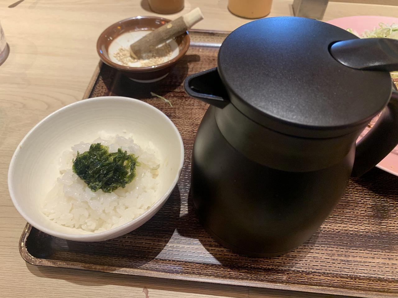 特選とんかつランチ   シメはトッピングの岩のりをご飯の上に乗せて、出汁茶漬け