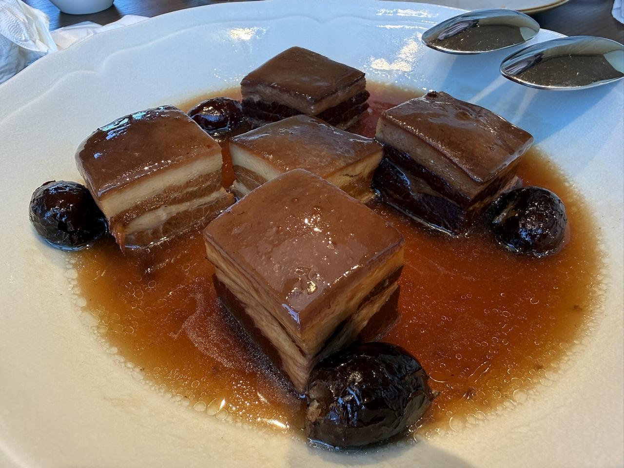 ランチコース 豚バラ肉の角煮　ナツメとハイビスカスソース