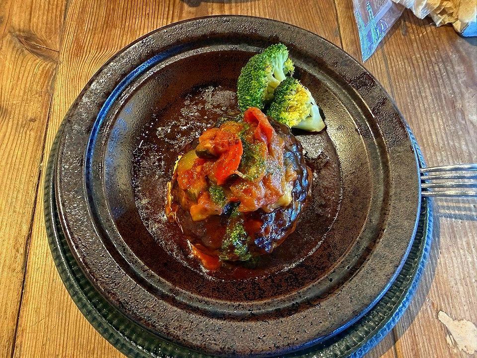 黒毛和牛と黒豚のハンバーグ デミグラスソース ラタトゥイユ添え 黒毛和牛と黒豚のハンバーグ デミグラスソース ラタトゥイユ添え