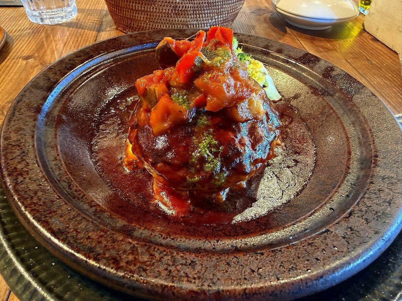 黒毛和牛と黒豚のハンバーグ デミグラスソース ラタトゥイユ添え 黒毛和牛と黒豚のハンバーグ デミグラスソース ラタトゥイユ添え