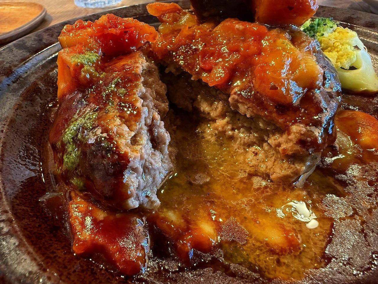 黒毛和牛と黒豚のハンバーグ デミグラスソース ラタトゥイユ添え 黒毛和牛と黒豚のハンバーグ デミグラスソース ラタトゥイユ添え