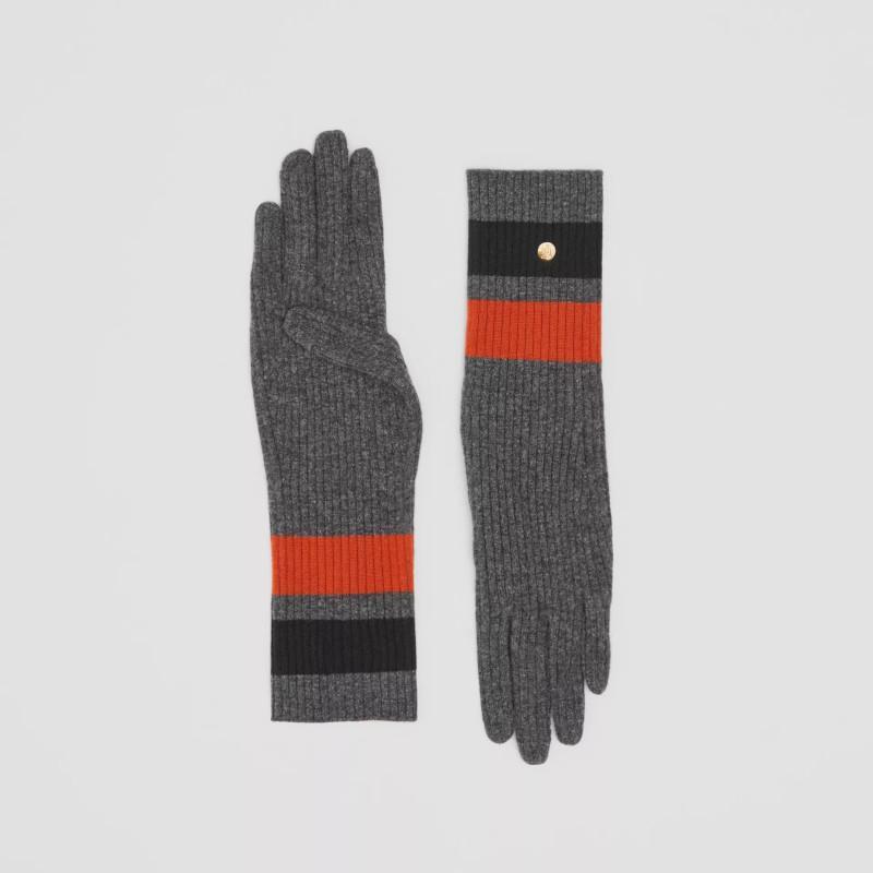 Merino Wool Cashmere Gloves 出典：https://jp.burberry.com