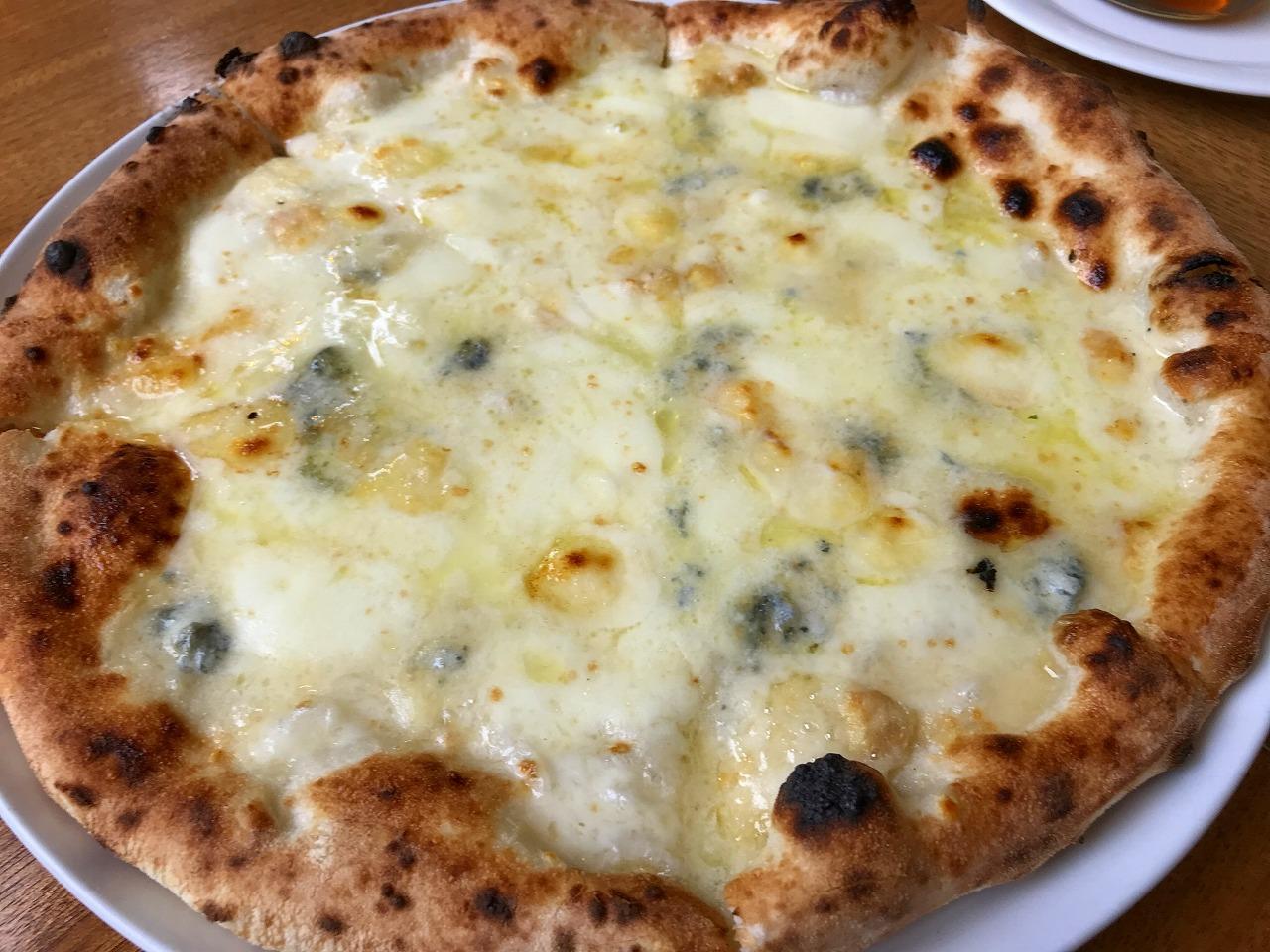 クアトロフォルマッジ 大き目のピザで、ボリューミー。モチモチの生地で食べ応えがあります。
