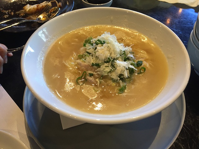 鶏白湯スープ香港麺