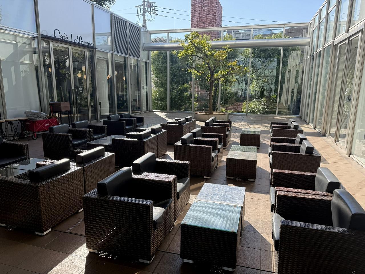 カフェ・ル・ポミエ (Cafe Le Pommier)