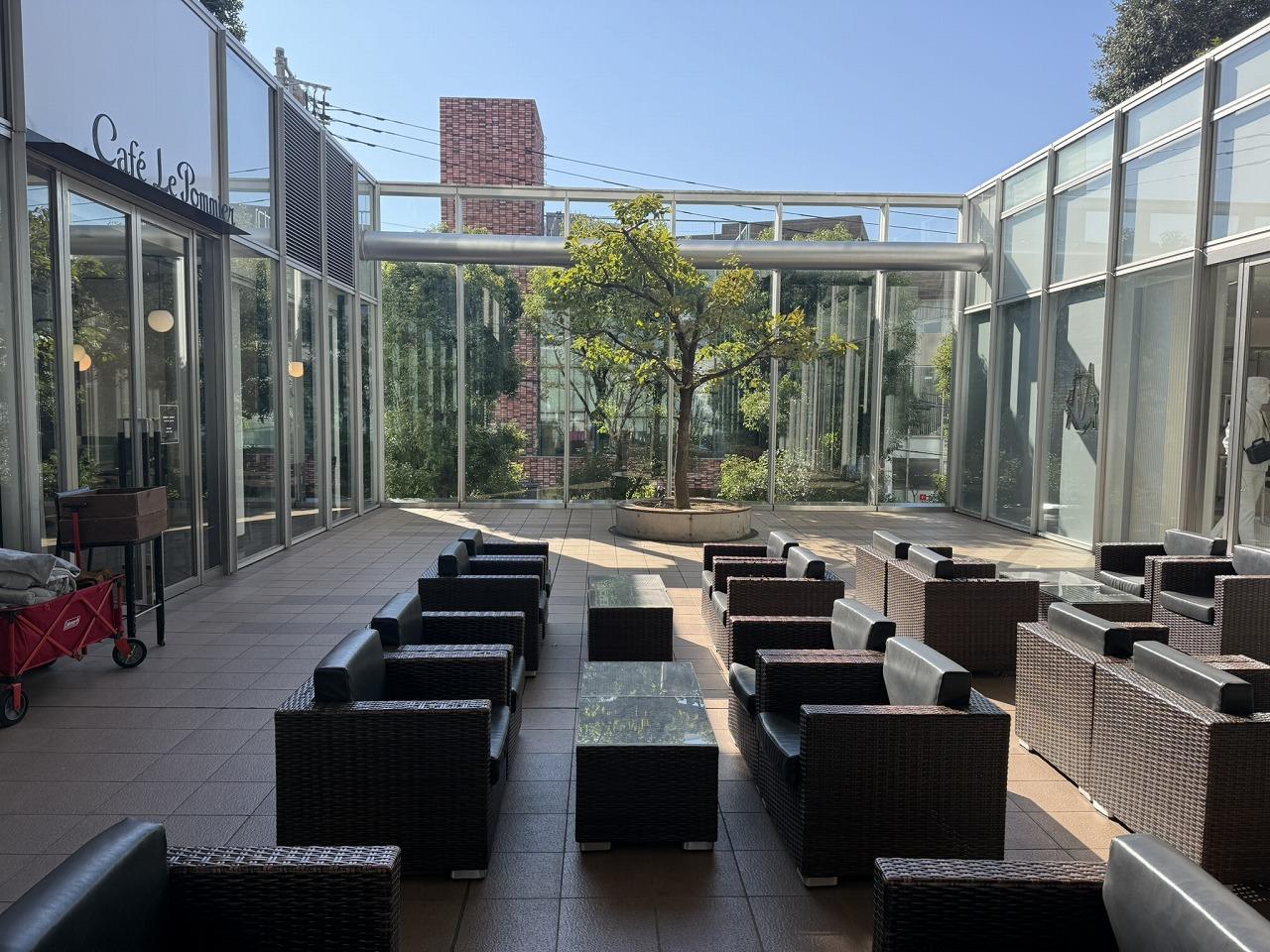  カフェ・ル・ポミエ （Cafe Le Pommier）